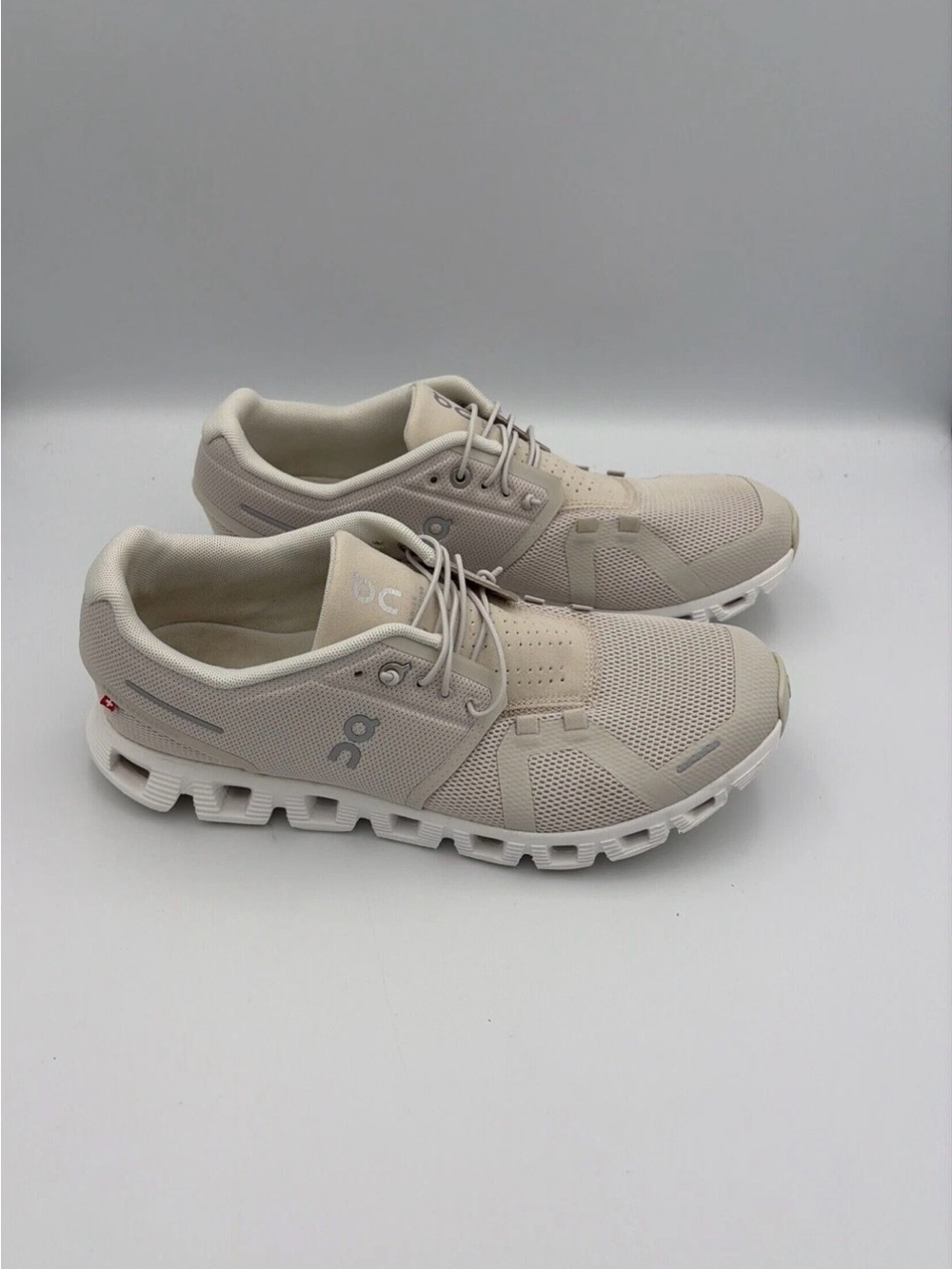 On Clouds 5 women’s size 10 Sneakers in pearl white / off white pre owned